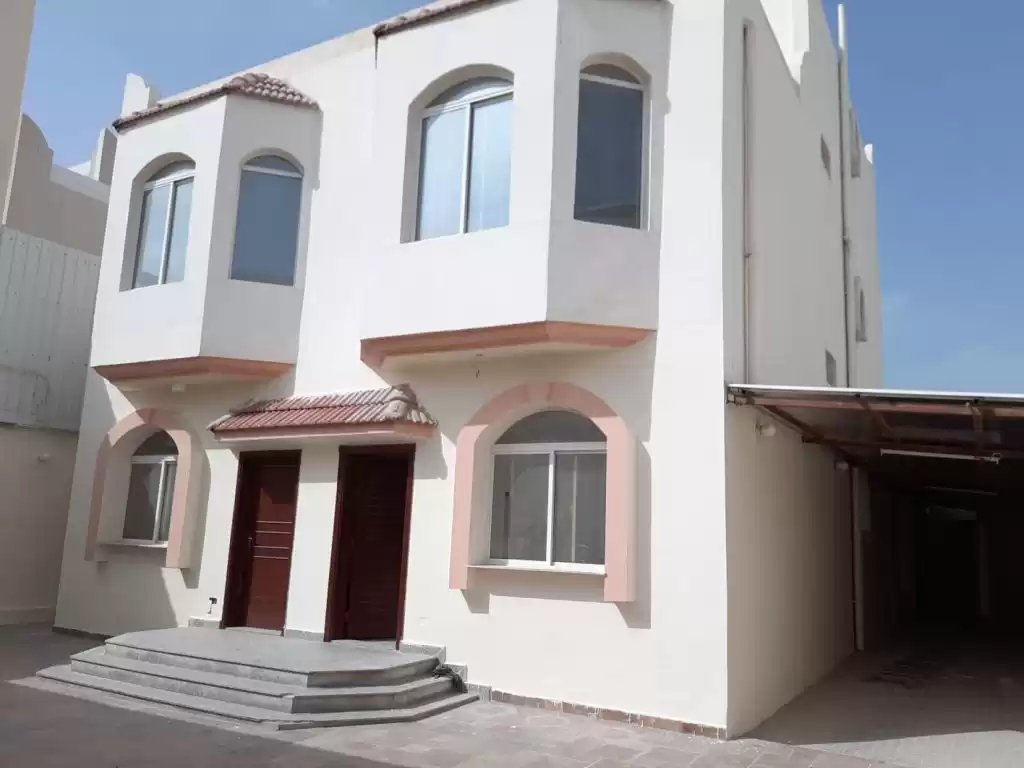 yerleşim Hazır Mülk 7 Yatak Odası U/F Müstakil Villa  kiralık içinde Al Sadd , Doha #12720 - 1  image 