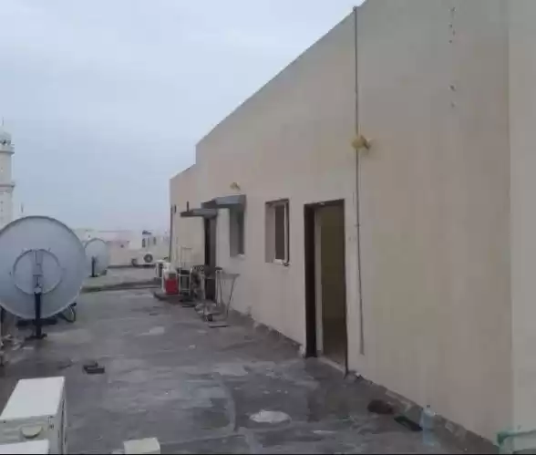 yerleşim Hazır Mülk 1 yatak odası U/F Çatı katı  kiralık içinde Doha #12723 - 1  image 
