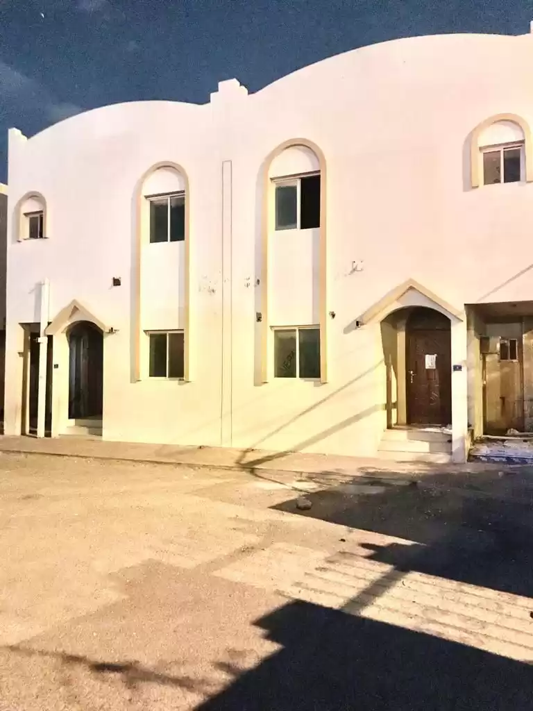 Résidentiel Propriété prête 4 chambres U / f Villa autonome  a louer au Al-Sadd , Doha #12727 - 1  image 