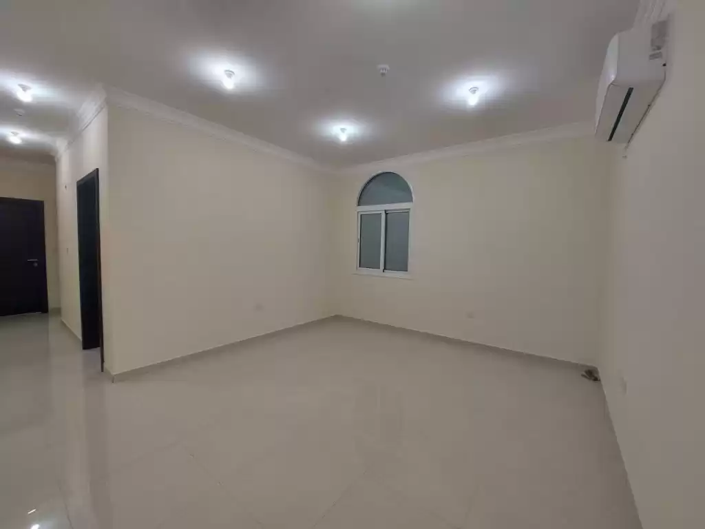 yerleşim Hazır Mülk 2 yatak odası U/F Apartman  kiralık içinde Al Sadd , Doha #12728 - 1  image 