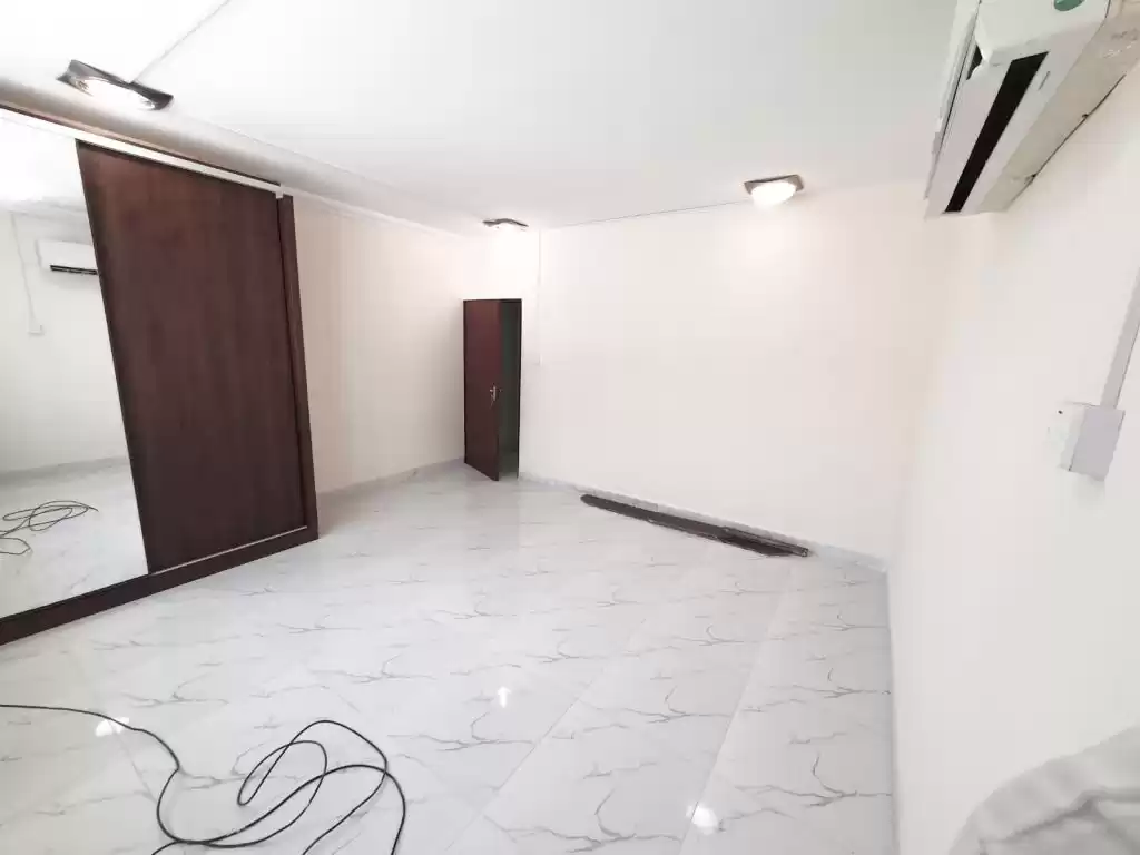 Résidentiel Propriété prête 1 chambre U / f Appartement  a louer au Doha #12760 - 1  image 