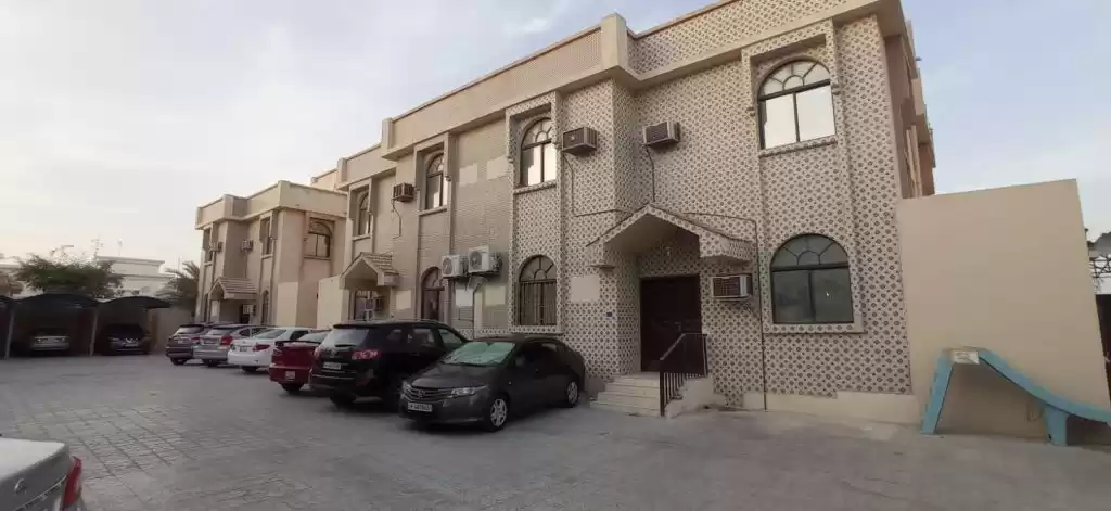 Жилой Готовая недвижимость 2 спальни Н/Ф Вилла в комплексе  в аренду в Аль-Садд , Доха #12789 - 1  image 