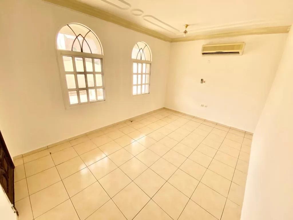 yerleşim Hazır Mülk 1 yatak odası U/F Apartman  kiralık içinde Al Sadd , Doha #12802 - 1  image 