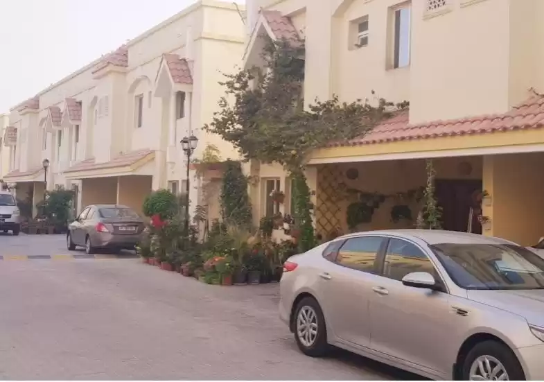 Residencial Listo Propiedad 3 dormitorios U / F Villa en Compound  alquiler en al-sad , Doha #12887 - 1  image 