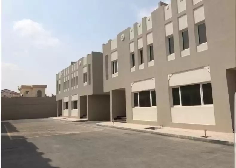 yerleşim Hazır Mülk 6 Yatak Odası U/F Site İçinde Villa  kiralık içinde Doha #12894 - 1  image 
