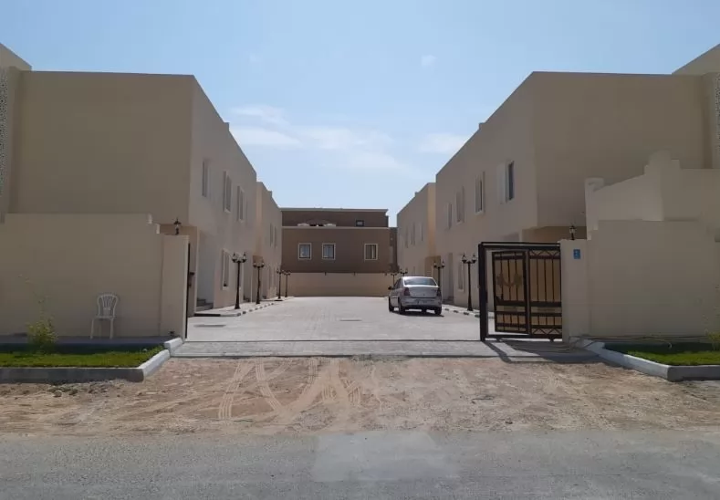 Жилой Готовая недвижимость 5 спален Н/Ф Вилла в комплексе  в аренду в Доха #12912 - 1  image 