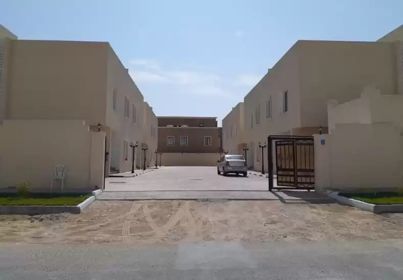 Residential Ready Property 5 Bedrooms U/F Villa in Compound  for rent in Doha #12912 - 1  image 