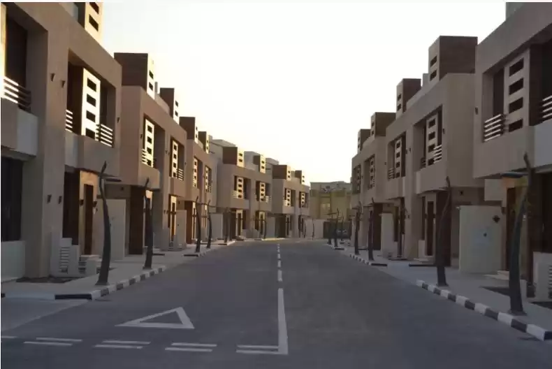 Residencial Listo Propiedad 4 habitaciones U / F Villa en Compound  alquiler en al-sad , Doha #12934 - 1  image 