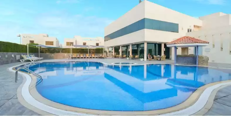 Жилой Готовая недвижимость 4 спальни Н/Ф Вилла в комплексе  в аренду в Аль-Садд , Доха #12950 - 1  image 
