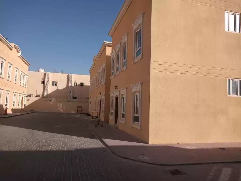 Жилой Готовая недвижимость 4 спальни Н/Ф Вилла в комплексе  в аренду в Аль-Садд , Доха #12961 - 1  image 