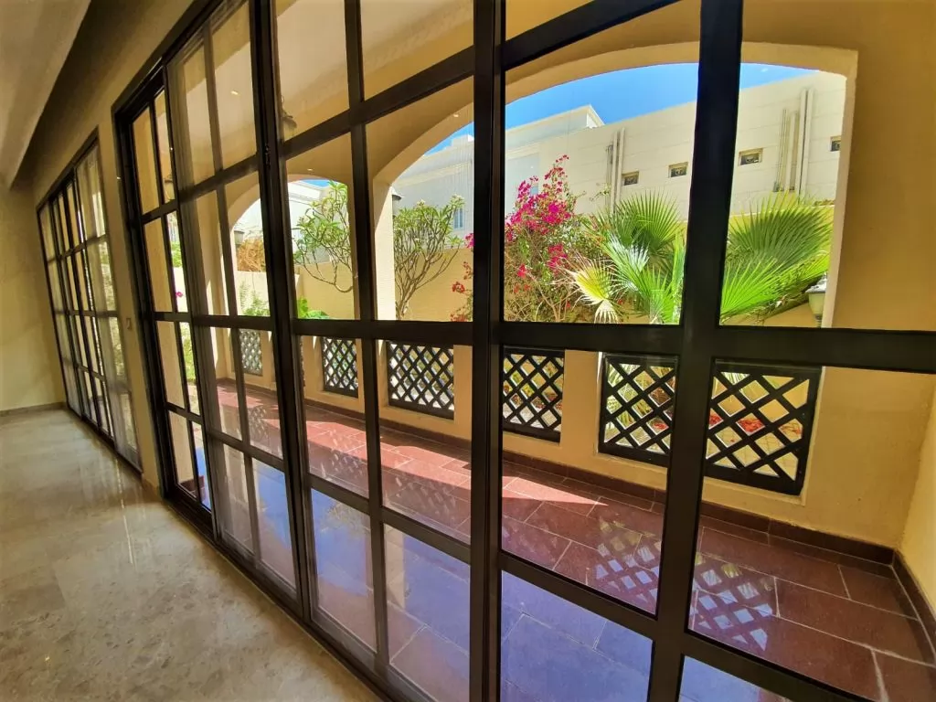 Жилой Готовая недвижимость 4 спальни Н/Ф Вилла в комплексе  в аренду в Доха #12963 - 1  image 