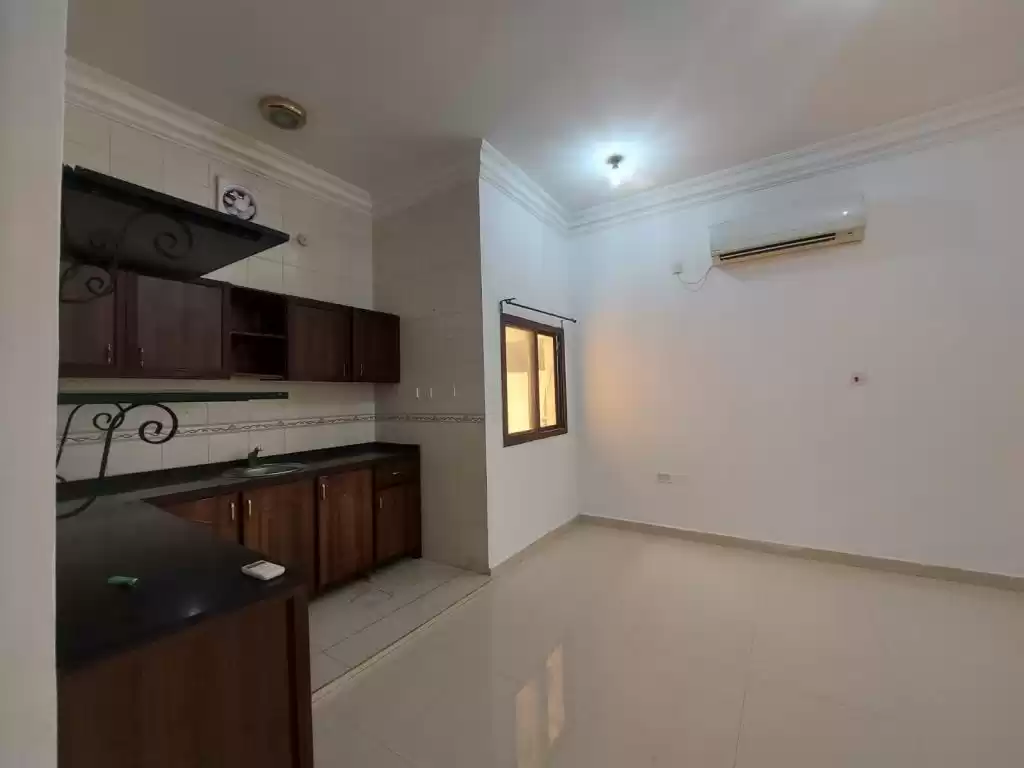 yerleşim Hazır Mülk 2 yatak odası U/F Apartman  kiralık içinde Al Sadd , Doha #13042 - 1  image 