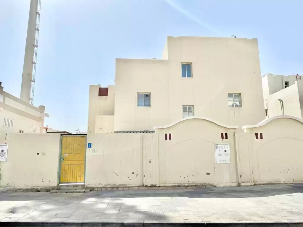 Жилой Готовая недвижимость 1 спальня Н/Ф Квартира  в аренду в Доха #13044 - 1  image 