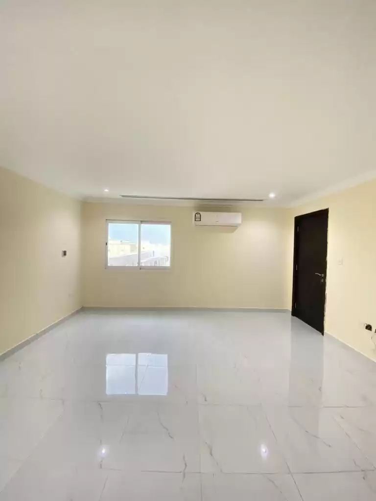 Wohn Klaar eigendom 2 Schlafzimmer U/F Wohnung  zu vermieten in Al Sadd , Doha #13102 - 1  image 