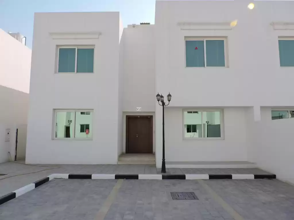 yerleşim Hazır Mülk 7 Yatak Odası U/F Müstakil Villa  kiralık içinde Al Sadd , Doha #13107 - 1  image 