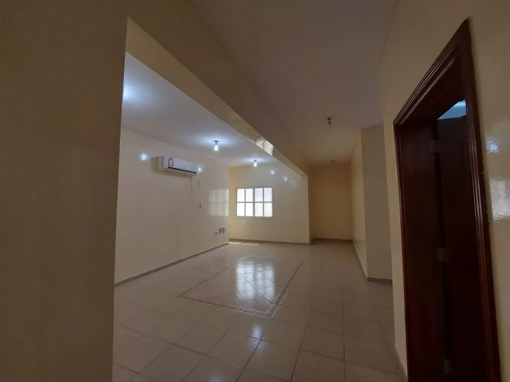 Residential Property 3 Bedrooms U/F Apartment  for rent in Al Wakrah #13125 - 1  image 