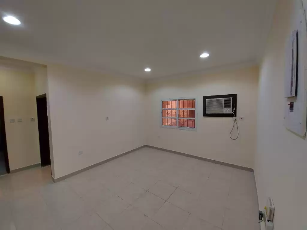 Wohn Klaar eigendom 2 Schlafzimmer U/F Wohnung  zu vermieten in Al Sadd , Doha #13130 - 1  image 