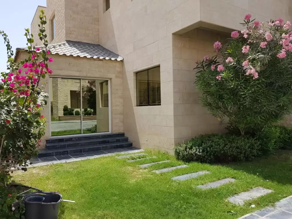 Residencial Listo Propiedad 4 habitaciones F / F Villa en Compound  alquiler en al-sad , Doha #13133 - 1  image 