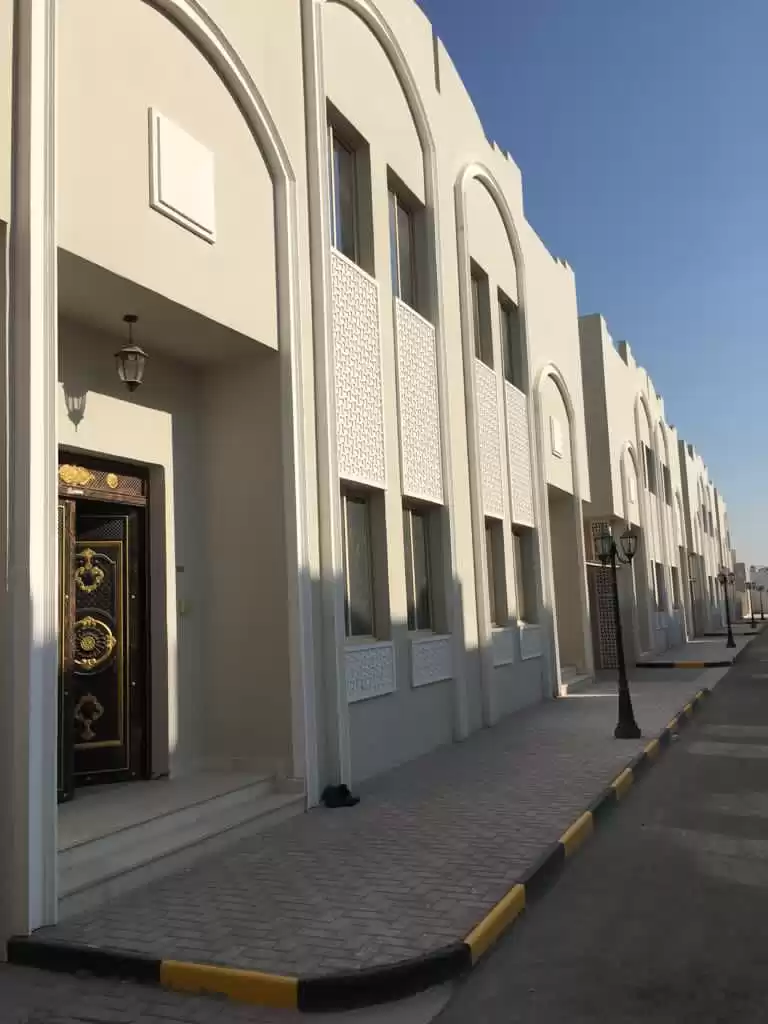 Residencial Listo Propiedad 5 habitaciones U / F Villa en Compound  alquiler en al-sad , Doha #13137 - 1  image 