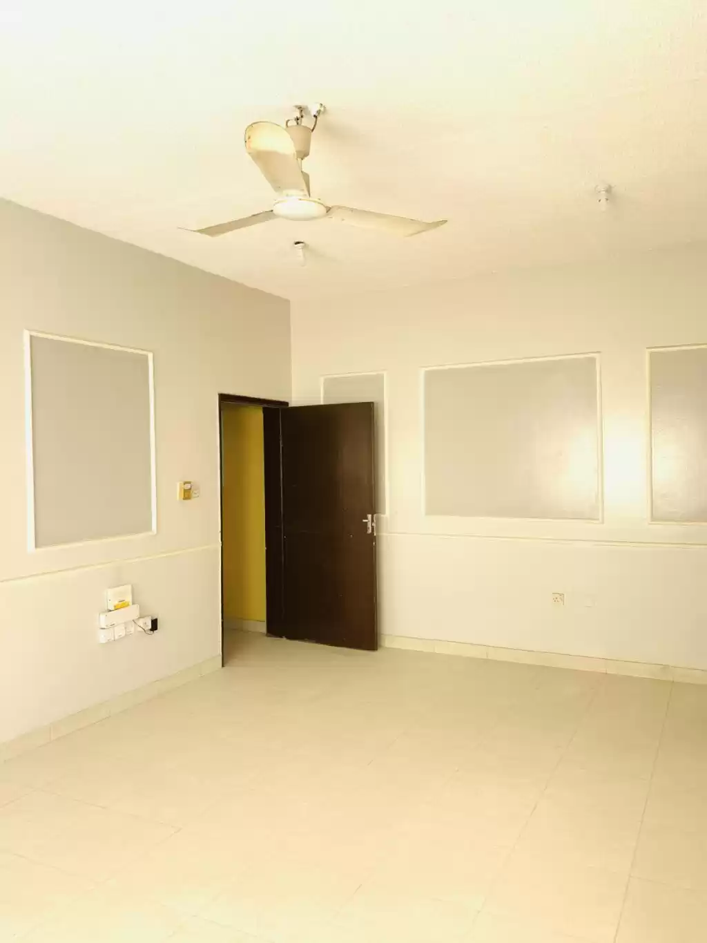 Wohn Klaar eigendom 4 Schlafzimmer U/F Wohnung  zu vermieten in Al Sadd , Doha #13170 - 1  image 
