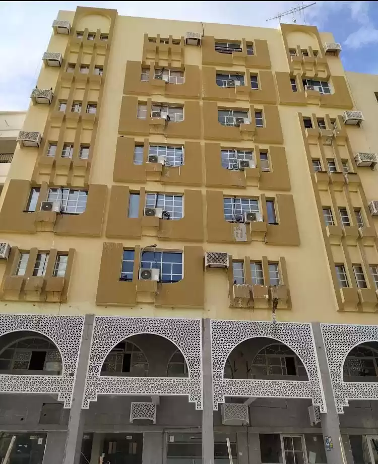 Wohn Klaar eigendom 5 Schlafzimmer U/F Wohnung  zu vermieten in Al Sadd , Doha #13173 - 1  image 