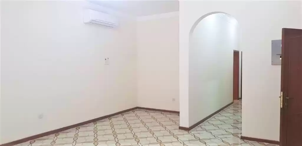 Wohn Klaar eigendom 2 Schlafzimmer U/F Wohnung  zu vermieten in Al Sadd , Doha #13176 - 1  image 