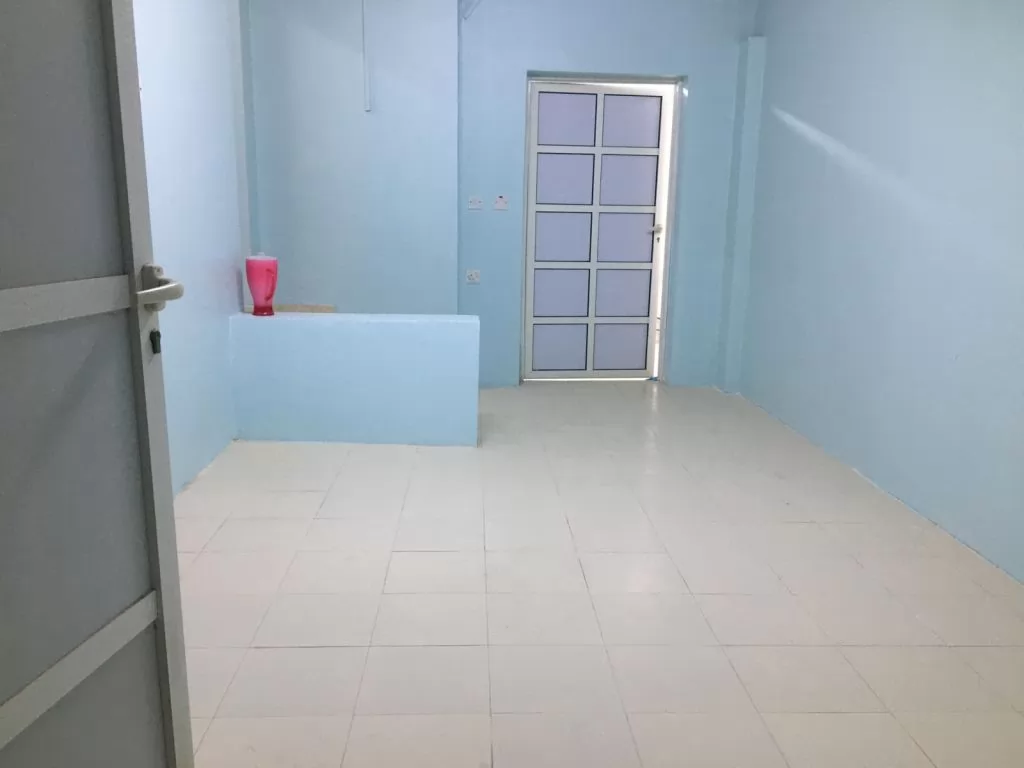 Residential Ready Property 1 Bedroom U/F Apartment  for rent in Al Wakrah #13182 - 1  image 