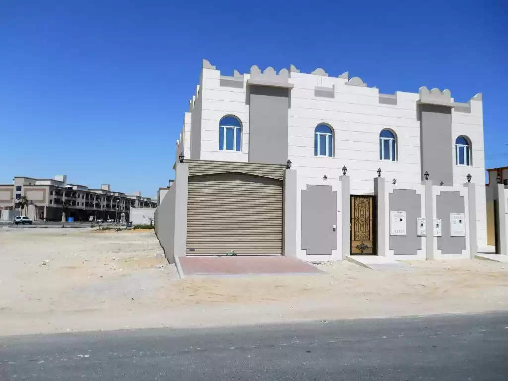 yerleşim Hazır Mülk 6 Yatak Odası U/F Müstakil Villa  kiralık içinde Al Sadd , Doha #13191 - 1  image 