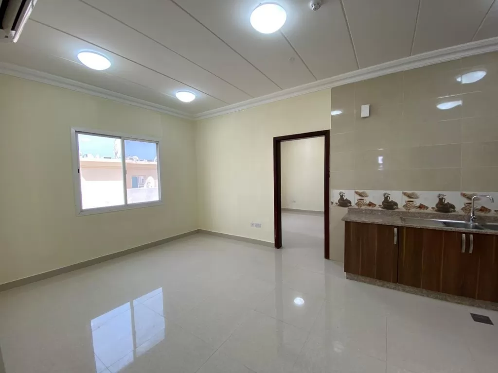 Residential Ready Property 2 Bedrooms U/F Apartment  for rent in Al Wakrah #13200 - 1  image 