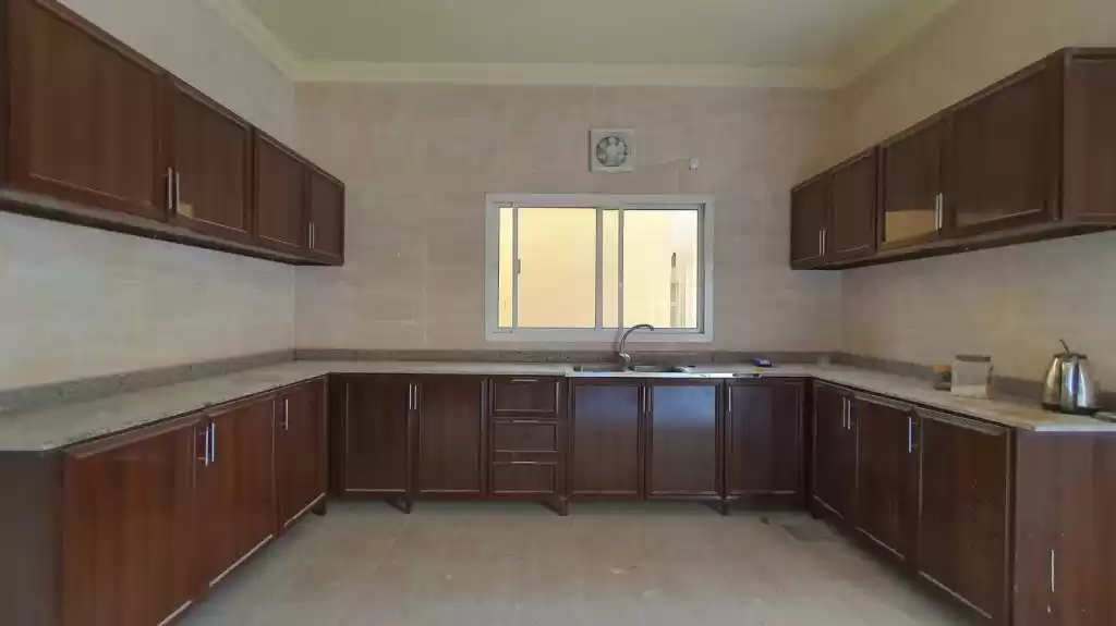Residencial Listo Propiedad 4 habitaciones U / F Villa en Compound  alquiler en al-sad , Doha #13230 - 1  image 