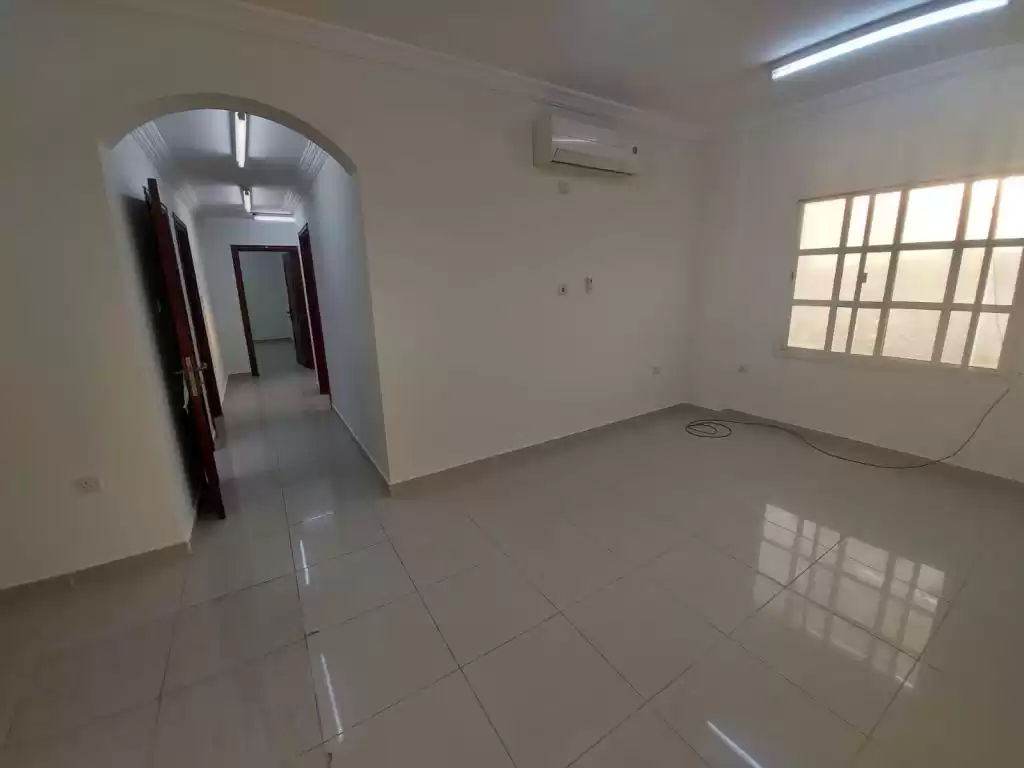 Wohn Klaar eigendom 3 Schlafzimmer U/F Wohnung  zu vermieten in Al Sadd , Doha #13238 - 1  image 