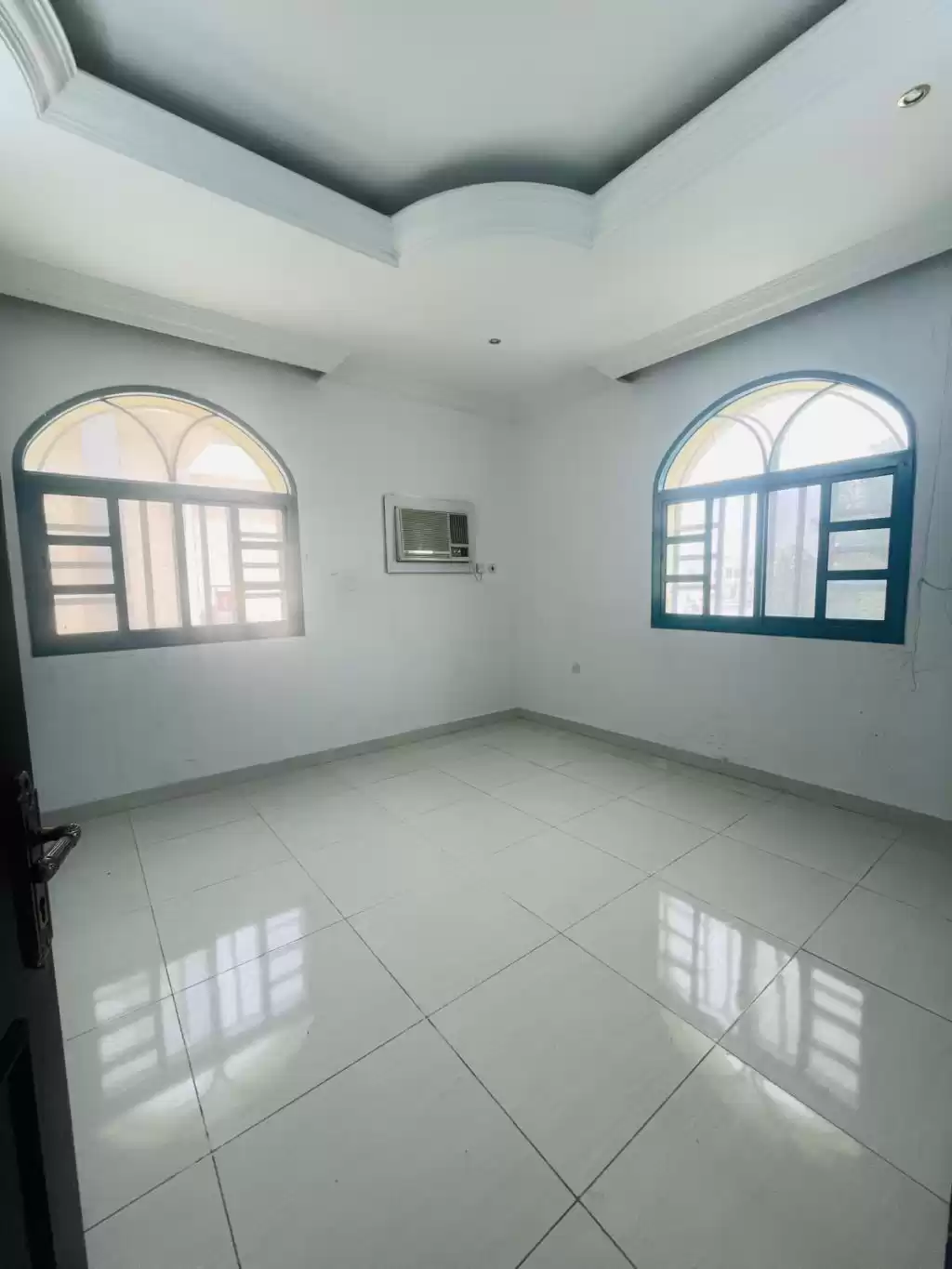 Жилой Готовая недвижимость 1 спальня Н/Ф Квартира  в аренду в Аль-Садд , Доха #13242 - 1  image 