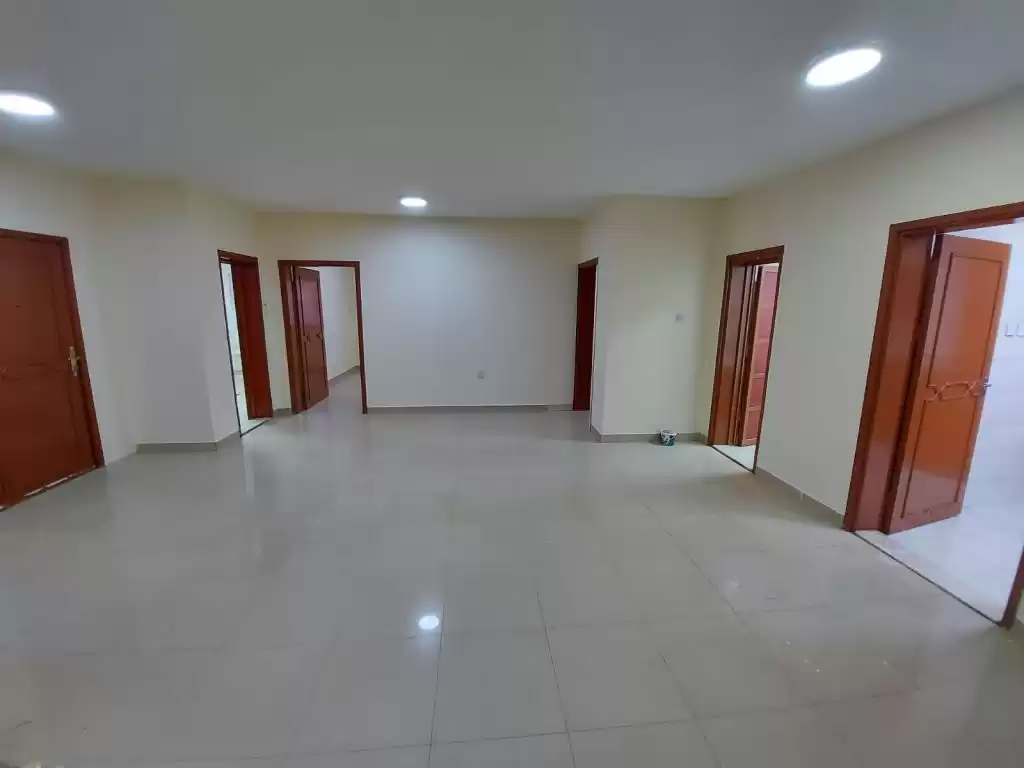 Wohn Klaar eigendom 2 Schlafzimmer U/F Wohnung  zu vermieten in Al Sadd , Doha #13247 - 1  image 