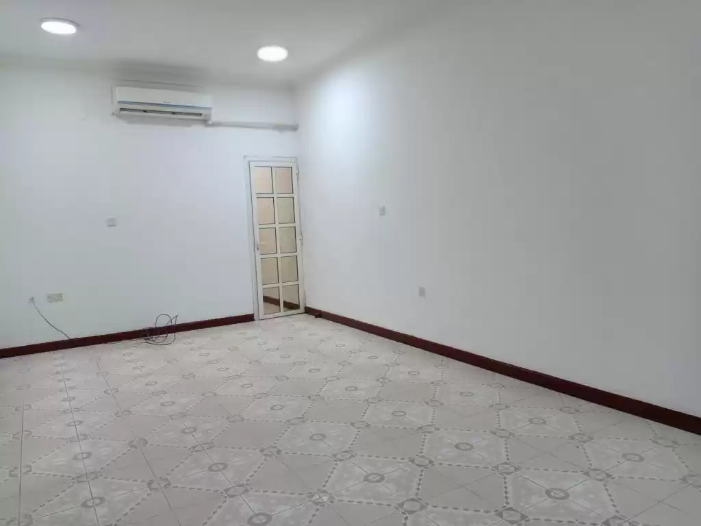 Wohn Klaar eigendom 2 Schlafzimmer U/F Wohnung  zu vermieten in Doha #13249 - 1  image 