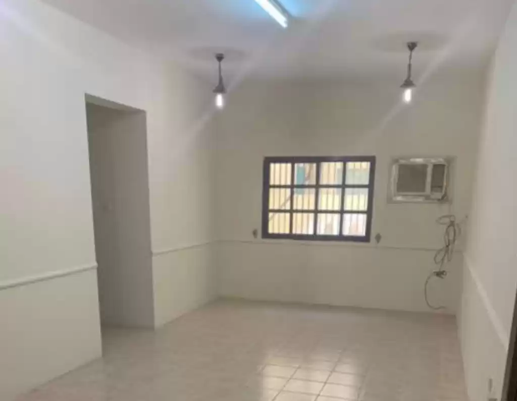 Wohn Klaar eigendom 2 Schlafzimmer U/F Wohnung  zu vermieten in Al Sadd , Doha #13335 - 1  image 