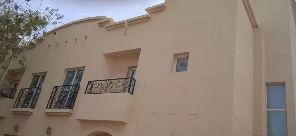 Résidentiel Propriété prête 4 chambres U / f Villa à Compound  a louer au Al-Sadd , Doha #13346 - 1  image 