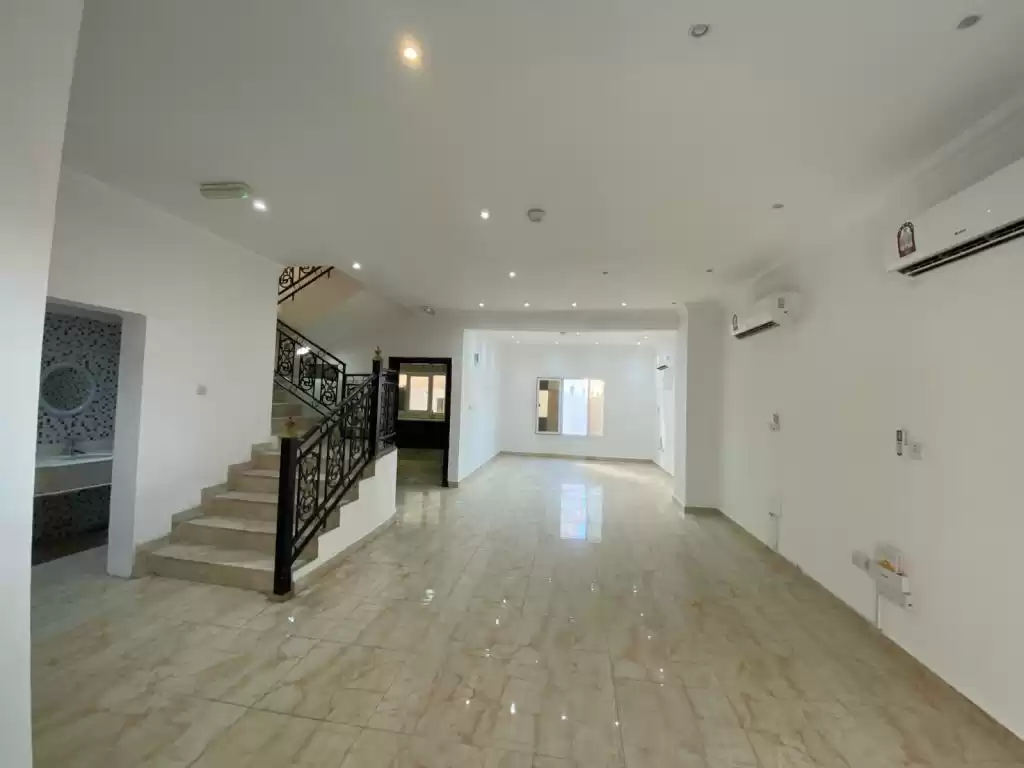 Résidentiel Propriété prête 5 chambres U / f Villa à Compound  a louer au Al-Sadd , Doha #13410 - 1  image 