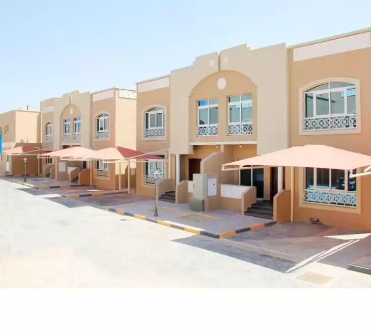 Residencial Listo Propiedad 4 habitaciones S / F Villa en Compound  alquiler en Doha #13441 - 1  image 