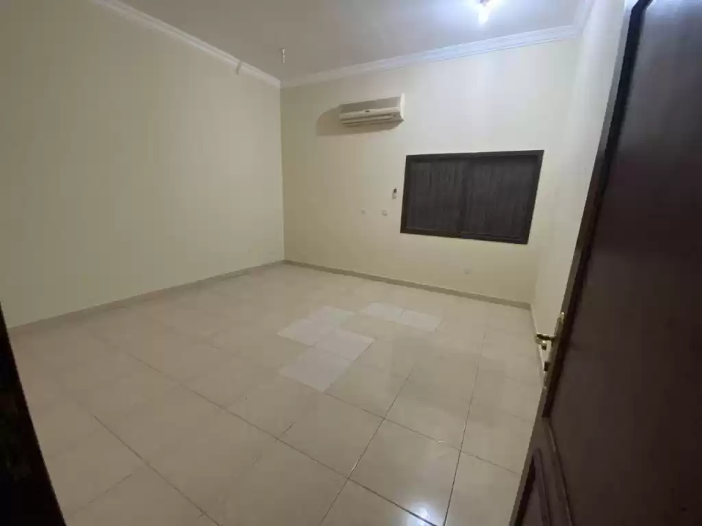 Residential Ready Property 1 Bedroom U/F Apartment  for rent in Doha #13469 - 1  image 
