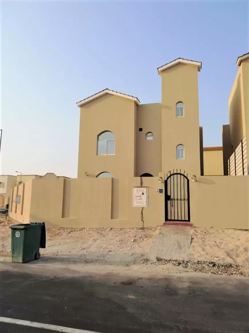 Résidentiel Propriété prête 4 chambres U / f Villa autonome  a louer au Al-Sadd , Doha #13525 - 1  image 