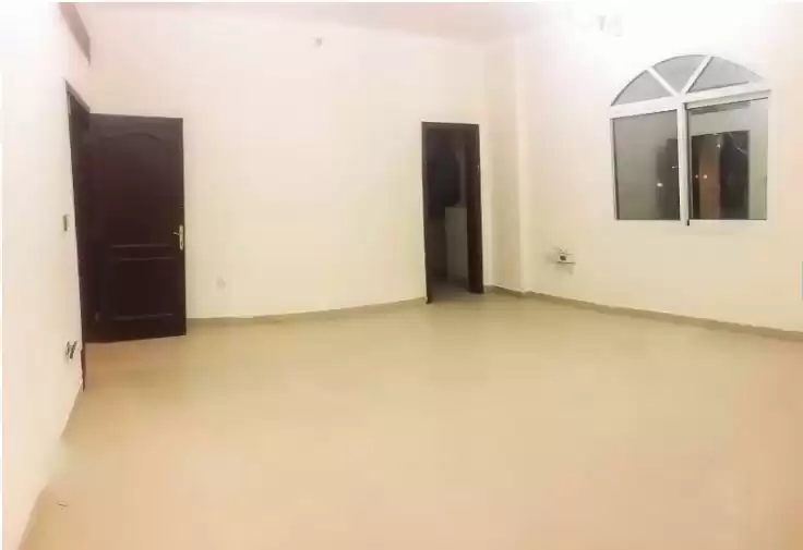 Wohn Klaar eigendom 2 Schlafzimmer U/F Wohnung  zu vermieten in Al Sadd , Doha #13543 - 1  image 