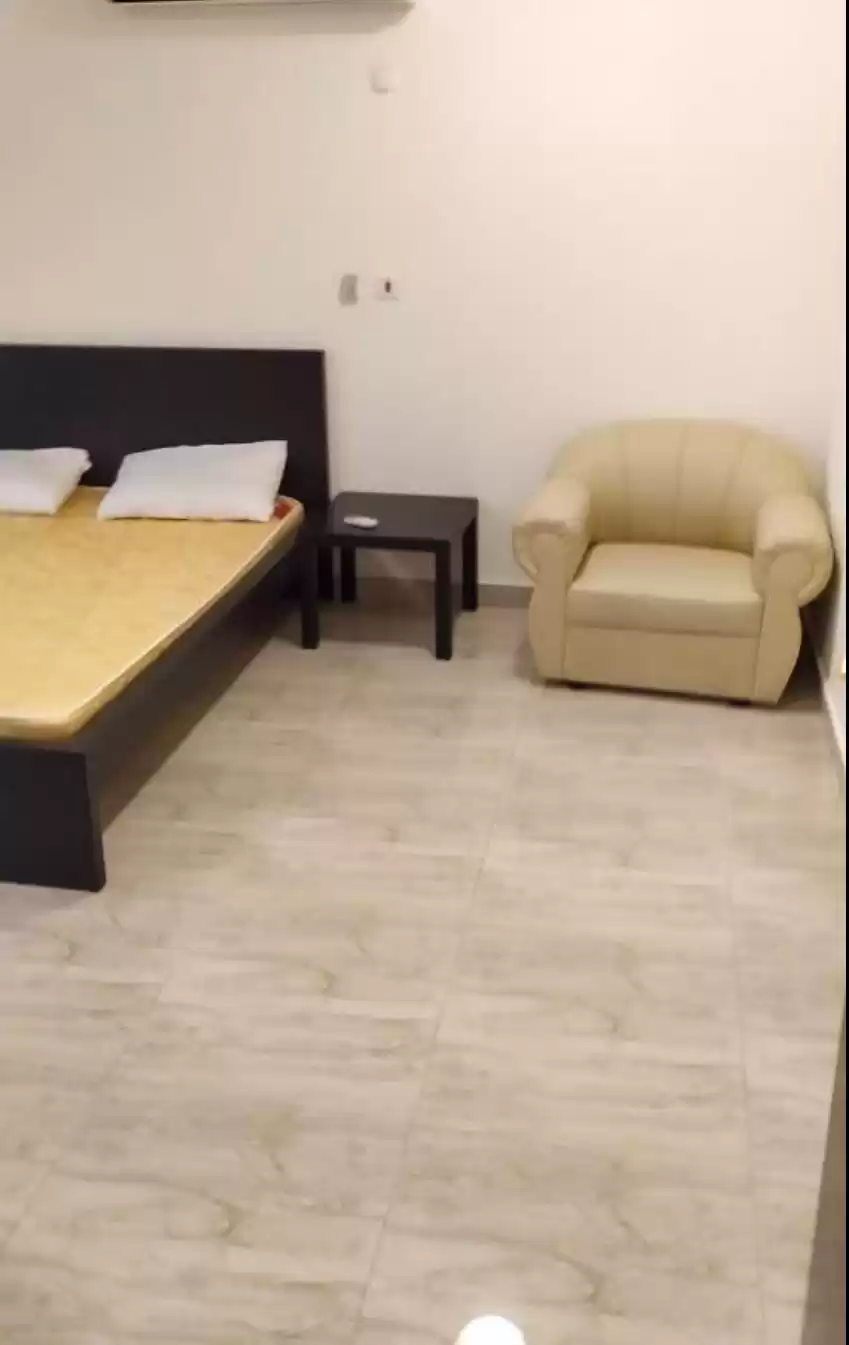 yerleşim Hazır Mülk 1 yatak odası U/F Apartman  kiralık içinde Doha #13614 - 1  image 