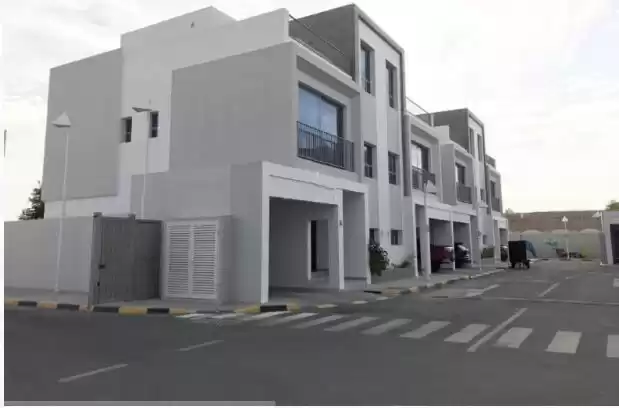 Résidentiel Propriété prête 4 chambres F / F Villa à Compound  a louer au Doha #13622 - 1  image 