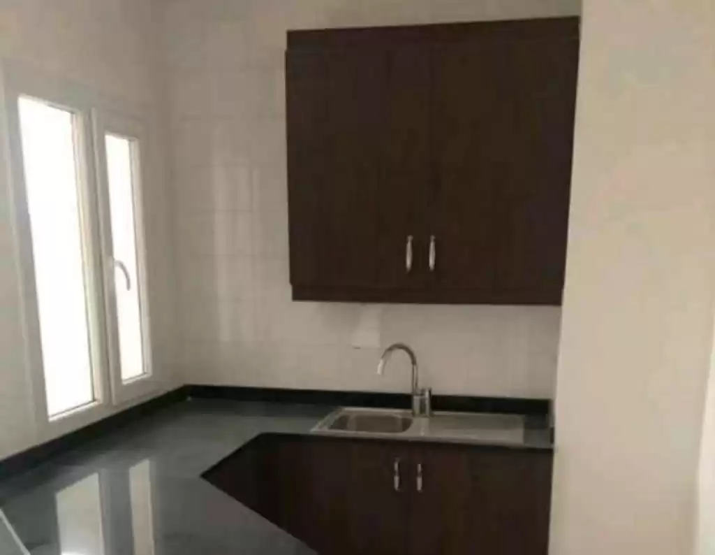 Wohn Klaar eigendom 1 Schlafzimmer U/F Wohnung  zu vermieten in Doha #13626 - 1  image 