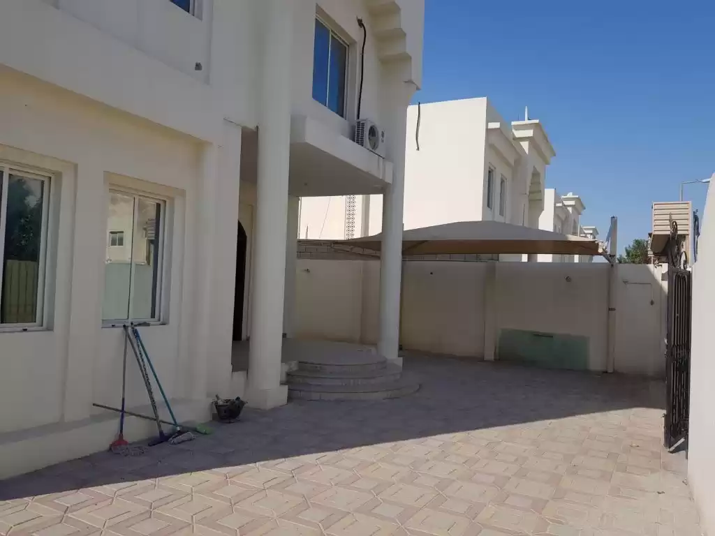 yerleşim Hazır Mülk 5 Yatak Odası U/F Müstakil Villa  kiralık içinde Al Sadd , Doha #13638 - 1  image 