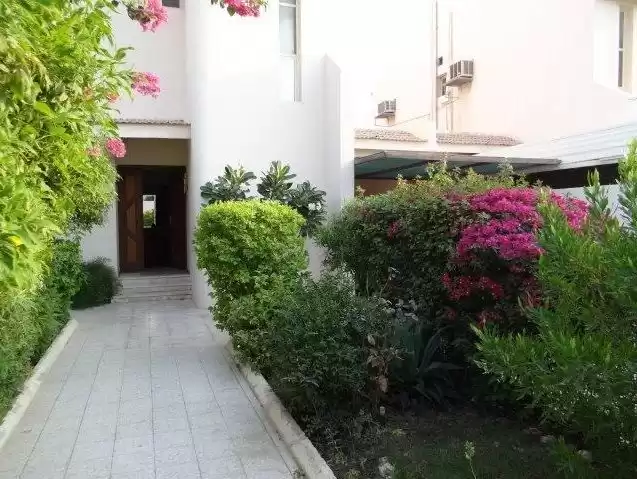 Wohn Klaar eigendom 3 Schlafzimmer S/F Villa in Verbindung  zu vermieten in Doha #13674 - 1  image 