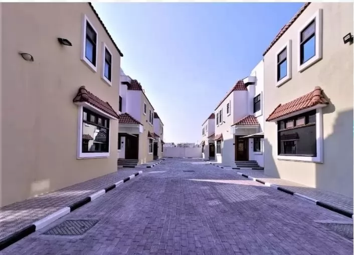 Wohn Klaar eigendom 4 Schlafzimmer U/F Villa in Verbindung  zu vermieten in Al Sadd , Doha #13688 - 1  image 