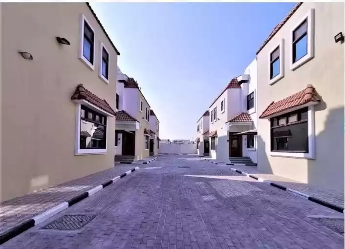 Résidentiel Propriété prête 4 chambres U / f Villa à Compound  a louer au Al-Sadd , Doha #13688 - 1  image 