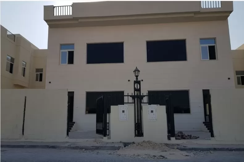 yerleşim Hazır Mülk 7 Yatak Odası U/F Müstakil Villa  kiralık içinde Al Sadd , Doha #13705 - 1  image 