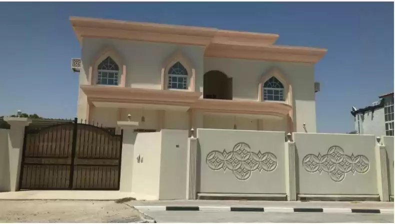 yerleşim Hazır Mülk 7+ Yatak Odası U/F Müstakil Villa  kiralık içinde Al Sadd , Doha #13706 - 1  image 